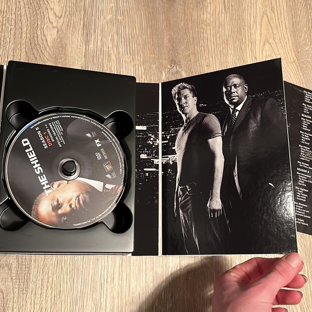 The Shield: The Complete Series DVD - Picture 4 of 5
